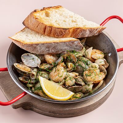 Морепродукты на сковороде в Avgust13 по цене 1900 ₽