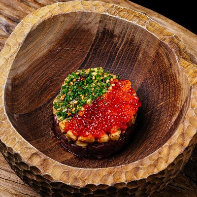 Тартар из говядины с копчёным угрем и соусом из анчоусовв Чешуя по цене 950 ₽