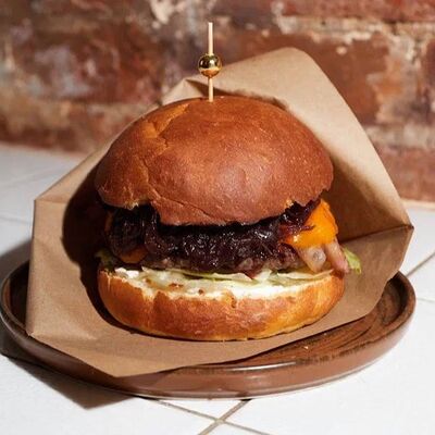 Бургер с брусничным соусом в Rob roy bar по цене 700 ₽