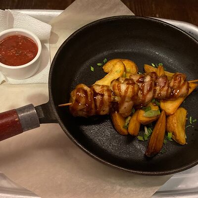 Шашлычок куриный с соусом терияки и картофельными дольками в Евгенич по цене 690 ₽