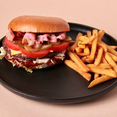 Бургер Чикаго с фри в Папи бар по цене 950 ₽