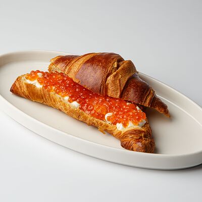 Круассан с красной икрой в Avo kitchen & bar по цене 650 ₽