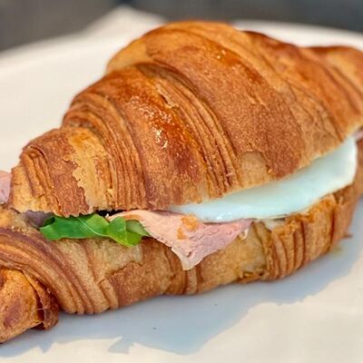 Круассан с телятинойи соусом Тоннато в La Provincia по цене 1050 ₽