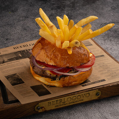 Бургер с фри в BeerLogovo по цене 990 ₽