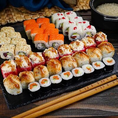 Сет Роллы на районе love в Самурай SUSHI PREMIUM по цене 2700 ₽