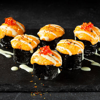 Запеченный ролл с лососем в Шикари по цене 370