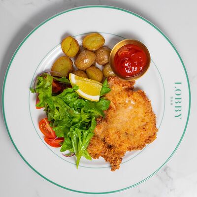 Куриный шницель с картофелем и томатами в Lobby Bar по цене 640 ₽