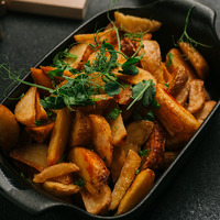 Картофельные дольки с чесноком и зеленью в Рёберная - Бар 12