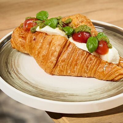 Итальянский круассан с томатами, моцареллой и соусом песто в THE ZAVTRAK по цене 880 ₽