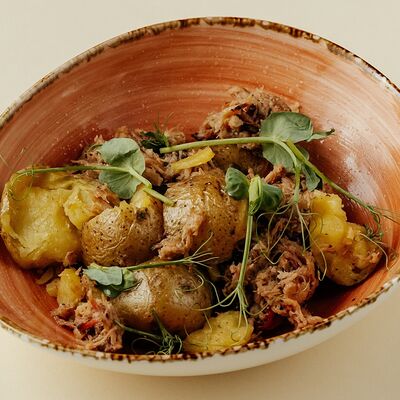 Рваная свинина с картофелем в Siesta по цене 590 ₽