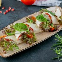 Рулеты из сулугуни и томатов с острым творогом в Тбилисо