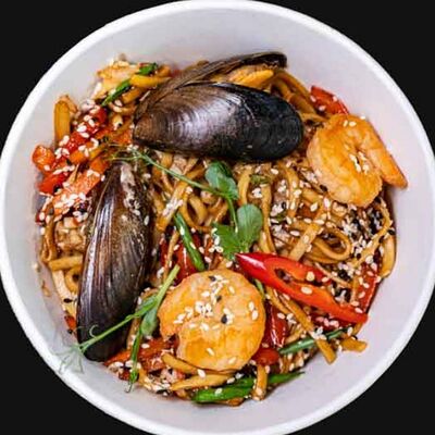 Wok с морепродуктамив Гранд пицца по цене 588 ₽