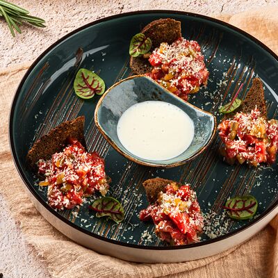 Тартар из говядины с эспумой из пармезана в Омар Хайям Европа и Азия по цене 630 ₽