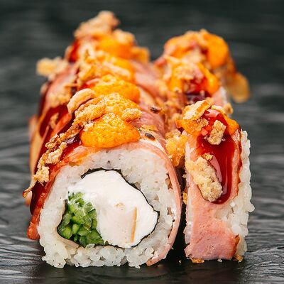 Ролл с беконом, копчёной курицей и соусом спайси в Чоза по цене 449 ₽