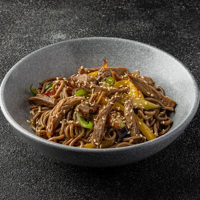 Лапша гречневая с говядиной в Роллофф по цене 499 ₽