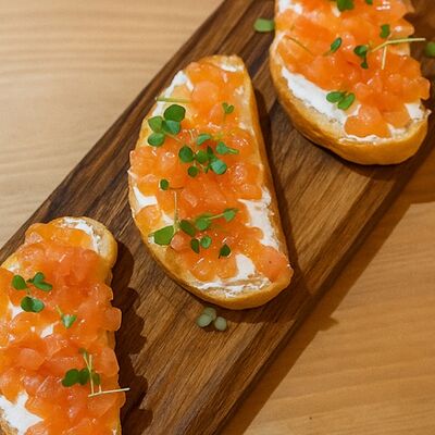 Брускетта с лососем в VinBurger по цене 660 ₽