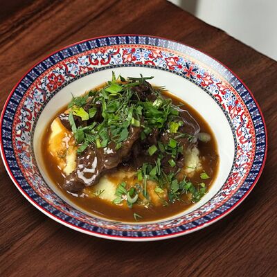 Говяжье щёчки с кортофельным пюрев PAPPONE по цене 1112 ₽