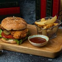 Бургер с курицей в McKey Pub & Restauraunt