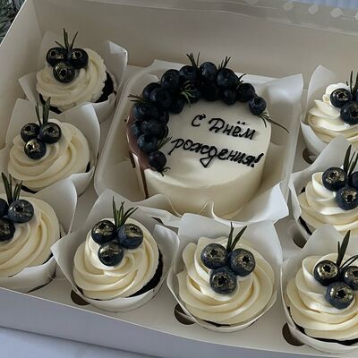 Бенто-торт и капкейки в Кондитерская Конфетка Питер по цене 4140 ₽