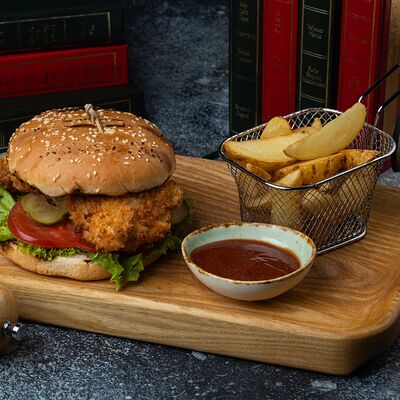 Бургер с курицей в McKey Pub & Restauraunt по цене 670 ₽