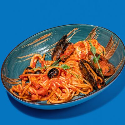 Спагетти с морепродуктами в томатном соусе с прованскими травами в Kiss по цене 310