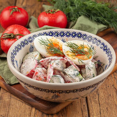 Домашний салат из овощей со сметаной и яйцом в Сыроварня по цене 730 ₽