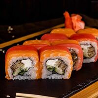 Ролл с тунцом и лососем в Лабиринт