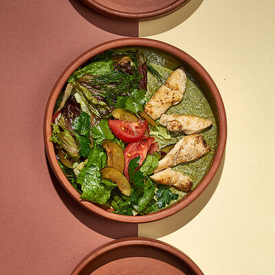 Салат с цыплёнком и соусом киндзмари в Хачапури и Вино по цене 315 ₽