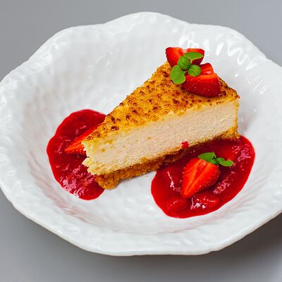 Баскский Чизкейк с клубничным вареньемв Байкал по цене 750 ₽