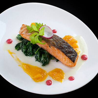 Стейк лосося со шпинатом в #proсчастье по цене 770