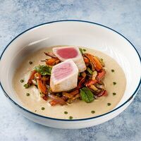 Стейк из тунца с овощным соте в Seabus