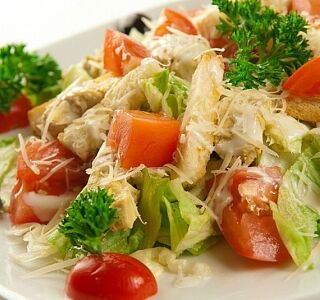 Салат цезарь с курицей в PARTY PIZZA+ по цене 389 ₽