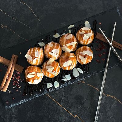 Запеченный ролл с лососем и миндалемв Panda Sushi по цене 649 ₽