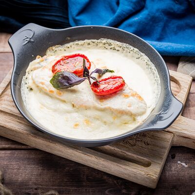 Лосось, запеченный с картофелем под сырно-сливочным соусом в Кей Стоун по цене 2080 ₽