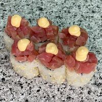 Ролл с тартаром из тунца в Yoshi sushi