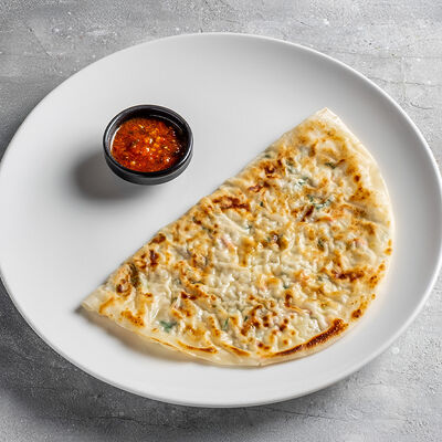 Кутаб с молодым ягнёнком, домашней аджикой и яблоками в КрабыКутабы по цене 430 ₽