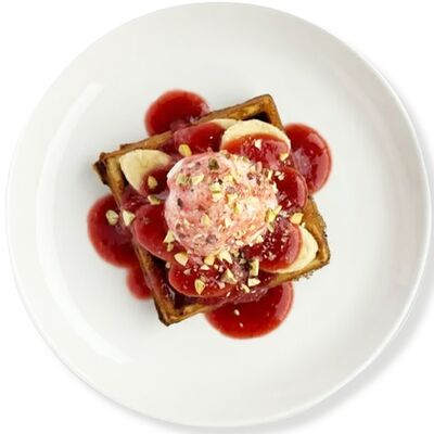 Сладкая вафля с мороженым, бананом и клубничным соусом в Медовик по цене 650 ₽