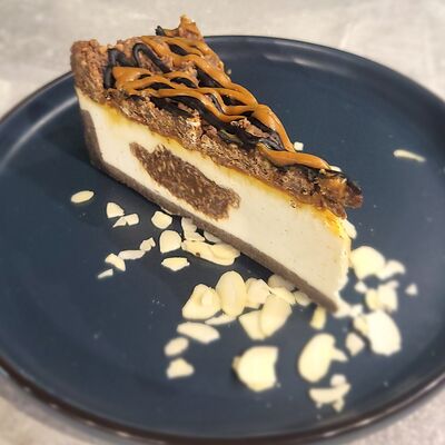 Чизкейк Арахисовый кранч в ЛапшаРис по цене 230 ₽