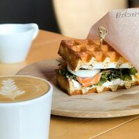 Логотип Pitchii Coffee and Waffles