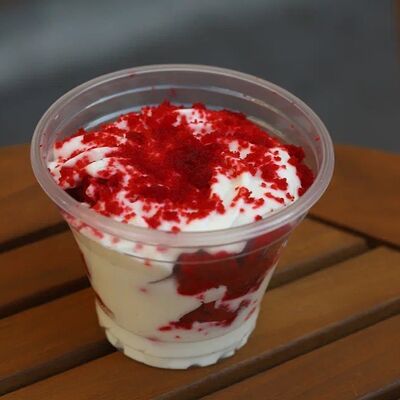 Трайфл Красный Бархатв Круассан Дорэ по цене 380 ₽