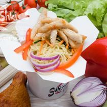 Рисовая лапша с курицей и овощами в SUSHKI по цене 442 ₽