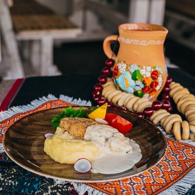 Котлета Царица Нарочи с пюре и маринованным томатом в Чумацький шлях по цене 39 р.