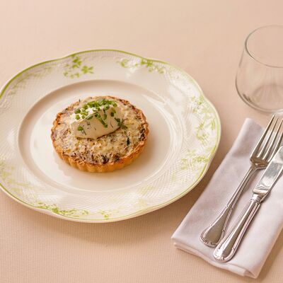 Киш с томленой говядинойв Моне по цене 900 ₽