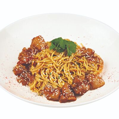 Яичная лапша с курицей в Том Ям бар по цене 850 ₽