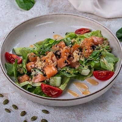 Салат с лососем и киноа в Refettorio по цене 770 ₽