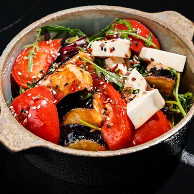 Салат с хрустящими баклажанами в Moslounge & Bar по цене 580 ₽