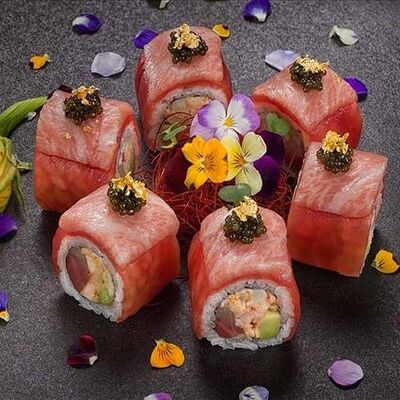 Ролл из тунца еллоуфин, лакедры, краба и о-торо с острым соусом в Bluefin по цене 10030 ₽