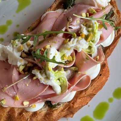 Брускетта с мортаделлой и страчателлой в Gosti по цене 659 ₽