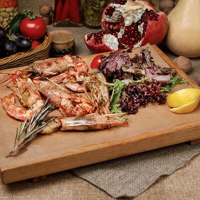 Жареные тигровые креветки в чесночно-молочном соусе в Кавказский аппетит по цене 710 ₽