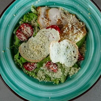 Салат Цезарь с курицей в Green Park & Шашлык по цене 760 ₽